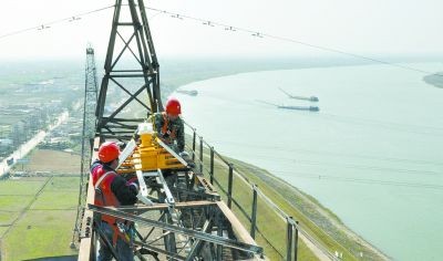 跨江铁塔加装航空障碍灯